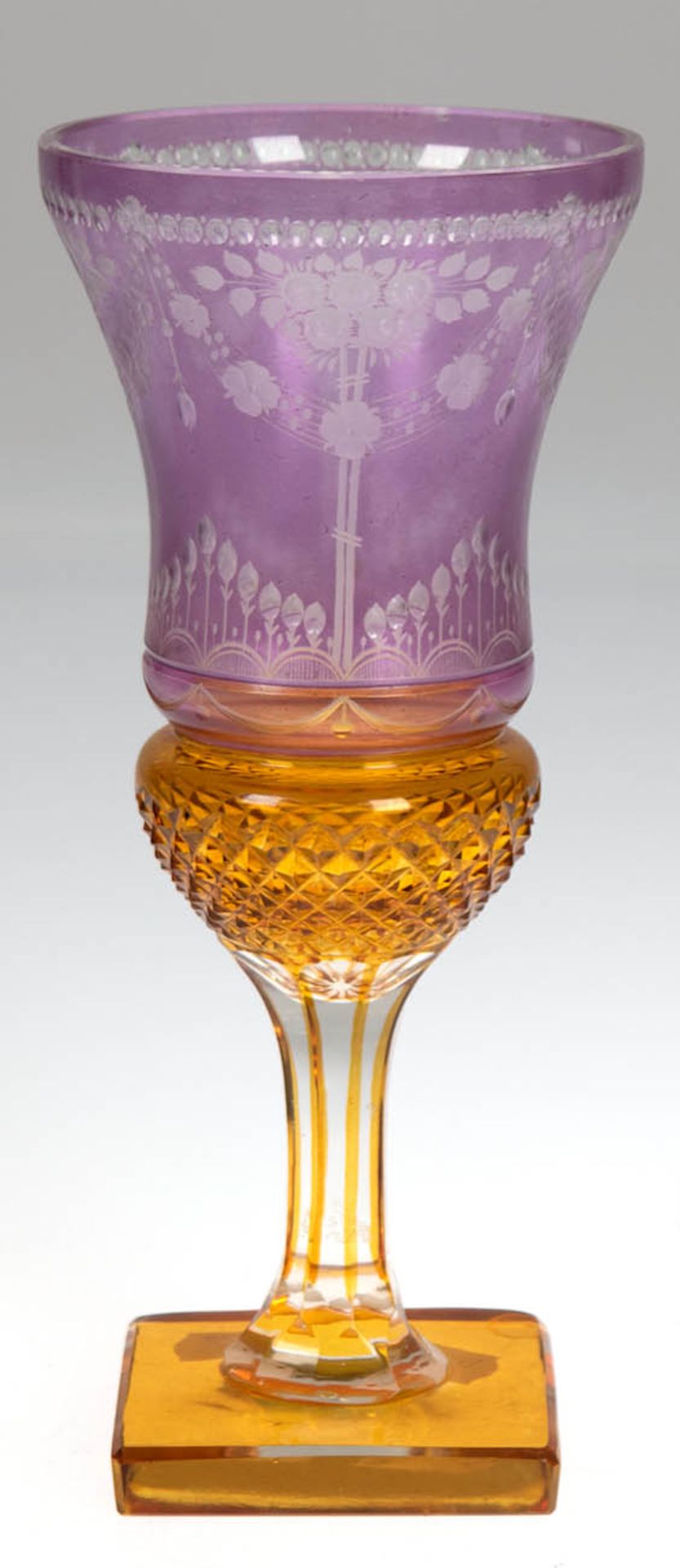 Pokalglas, gelb und violett lasiert, über quadratischem Stand facettierter Schaft,Kuppaansatz mit