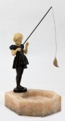 Bronze-Figur "Mädchen mit Fisch an der Angel auf Schalenrand stehend", Nachguß 20. Jh.,bezeichnet "