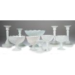 Konvolut weißes Hartglas/Opalglas, um 1880/1900, 10-tlg., dabei 5 Kerzenleuchter und 5Tafelaufsätze,