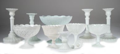 Konvolut weißes Hartglas/Opalglas, um 1880/1900, 10-tlg., dabei 5 Kerzenleuchter und 5Tafelaufsätze,