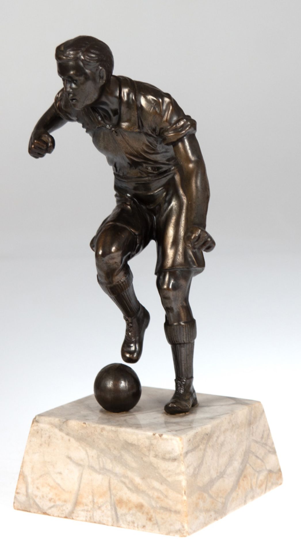 Skulptur "Fußballspieler", Bronze, grün patiniert, auf hellem Marmorsockel, unsign., H. 26cm - Bild 2 aus 2