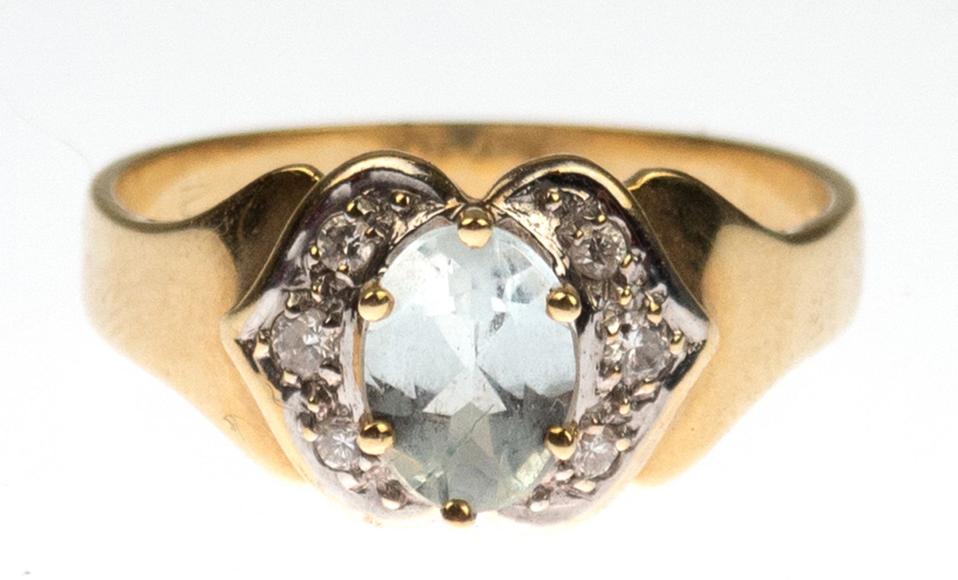 Ring, 585er GG/WG, besetzt mit 6 Brillanten von zus. ca. 0,10 ct. und oval facettiertemAquamarin,