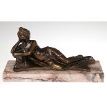 Skulptur "Entspannt liegende Frau", Bronze, auf heller Marmorplinthe, H. 13,5 cm