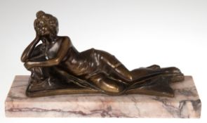 Skulptur "Entspannt liegende Frau", Bronze, auf heller Marmorplinthe, H. 13,5 cm