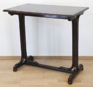 Thonet-Tisch, um 1900, Bugholz, mahagonifarben, Thonet-Etikett unter rechteckiger Platte,74x81x49