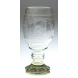 Großes Freimaurerglas, um 1880, leicht grünliches Glas mit ausgeschliffenem Abriß,umlaufend