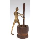 Figur "Afrikanerin beim Getreidestampfen", Dahomey, Bronze, Gefäß und Stock aus Holz,unterm Gefäß
