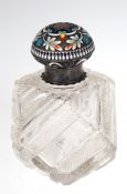 Karaffe, polyedrischer Kristallkorpus mit 925er Silberdeckel, floraler Emaildekor, ohneStopfen,