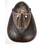 Afrikanische Maske, Holz geschnitzt, mit Messingapplikationen, H. 34 cm