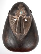 Afrikanische Maske, Holz geschnitzt, mit Messingapplikationen, H. 34 cm