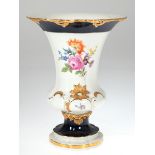 Meissen-Vase, B-Form, Buntes Blumenbukett, kobaltblaue Reserve und Rand, vergoldeterReliefdekor, 2-