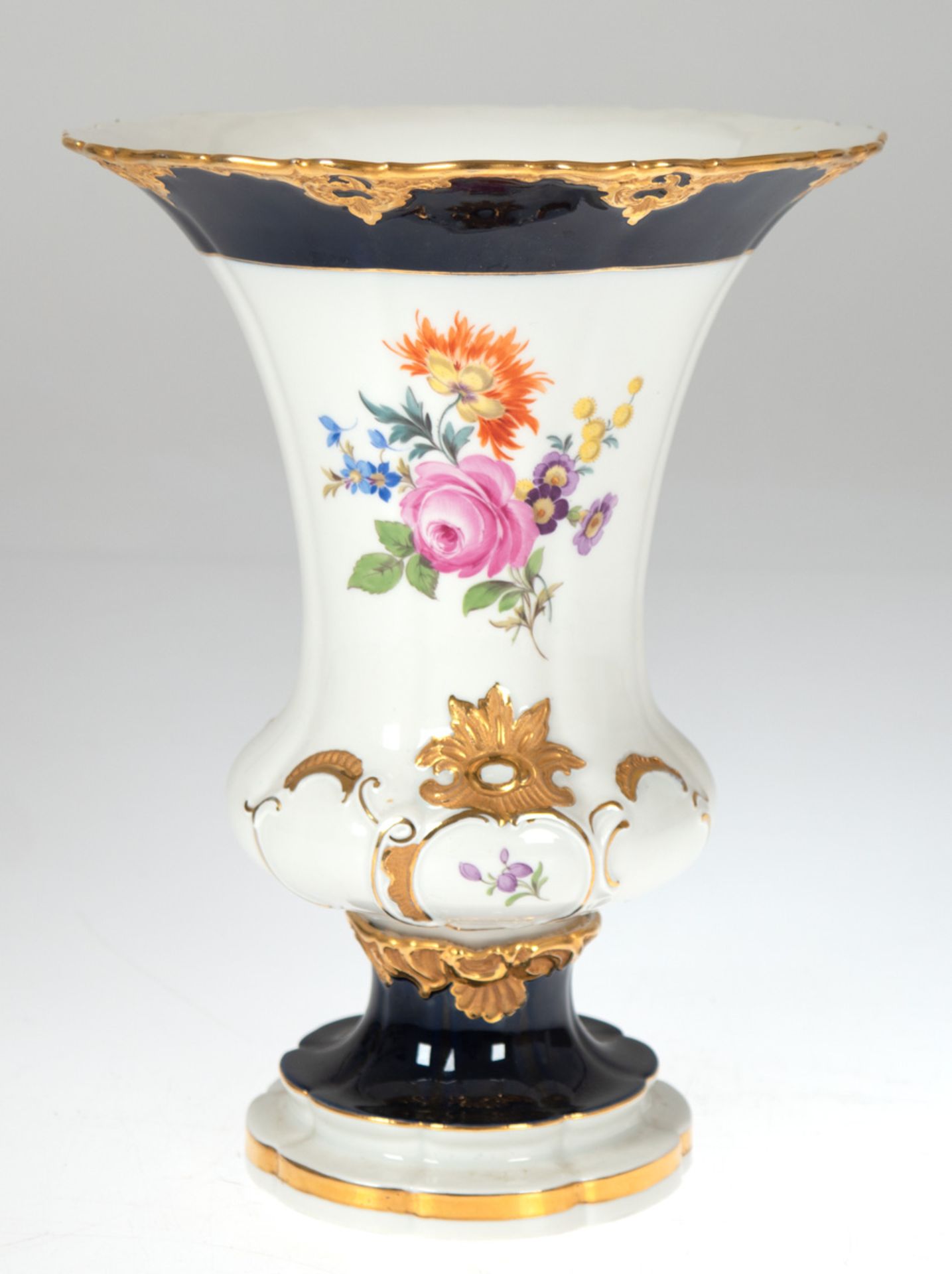 Meissen-Vase, B-Form, Buntes Blumenbukett, kobaltblaue Reserve und Rand, vergoldeterReliefdekor, 2-