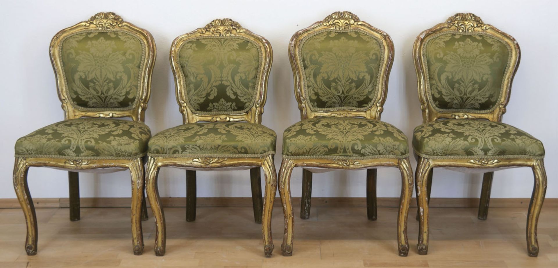 4 Stühle im Barockstil, 19. Jh., Holz, beschnitzt und gold gefaßt, gepolsterter Sitz undRückenlehne,