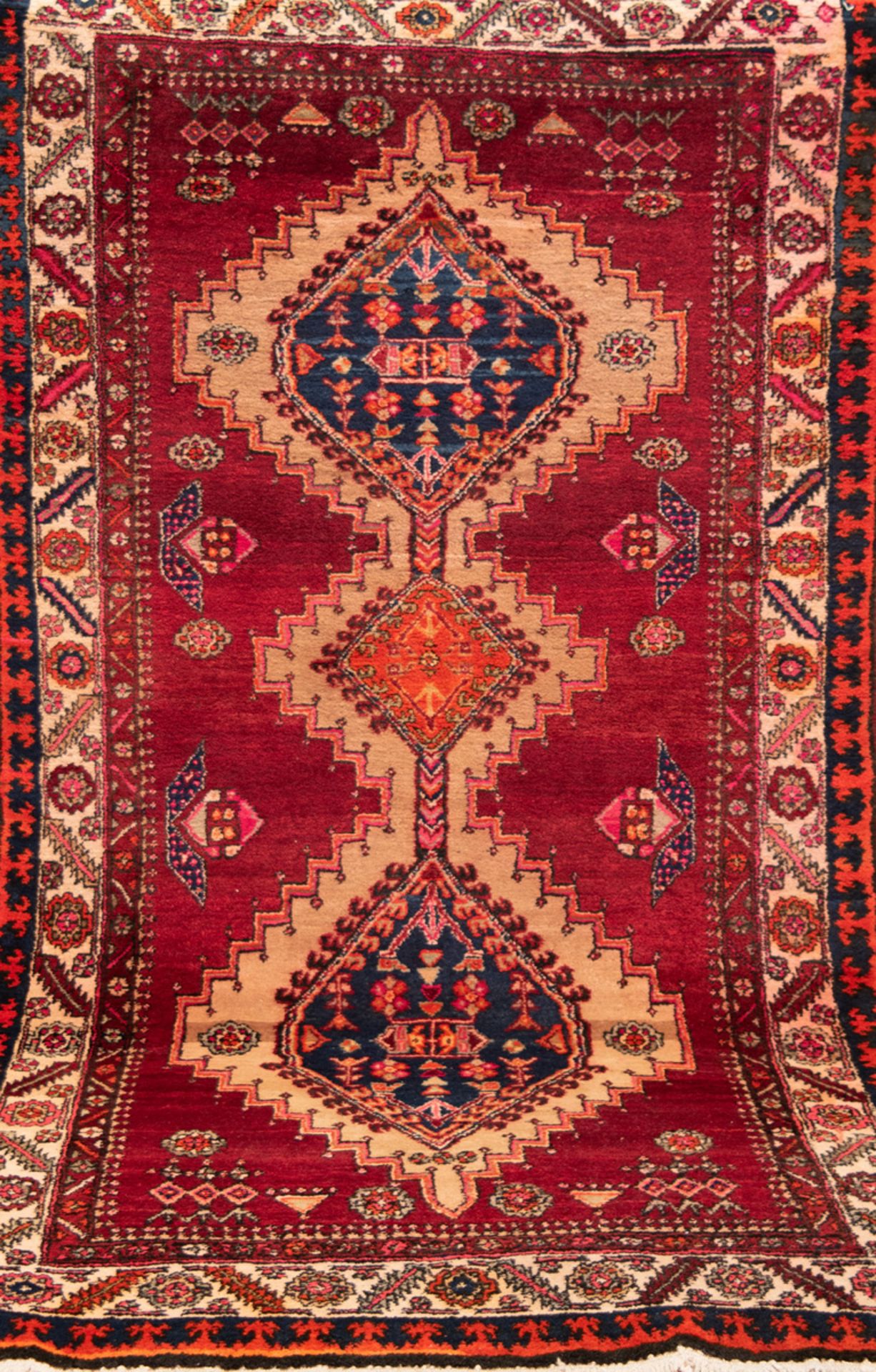 Meshgin, Nordwest-Persien, rotgrundig, mit zentralem Medaillon und floralen Motiven,einseitig