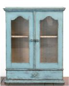 Hängeschrank, um 1900, Weichholz, blau gefaßt, 2-türiger, frontseitig verglaster Korpusmit 1