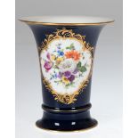 Meissen-Vase, kobaltblau, goldstaffierte Reserve mit buntem Blumenbukett, Goldränder, 1.Wahl, H.