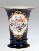 Meissen-Vase, kobaltblau, goldstaffierte Reserve mit buntem Blumenbukett, Goldränder, 1.Wahl, H.