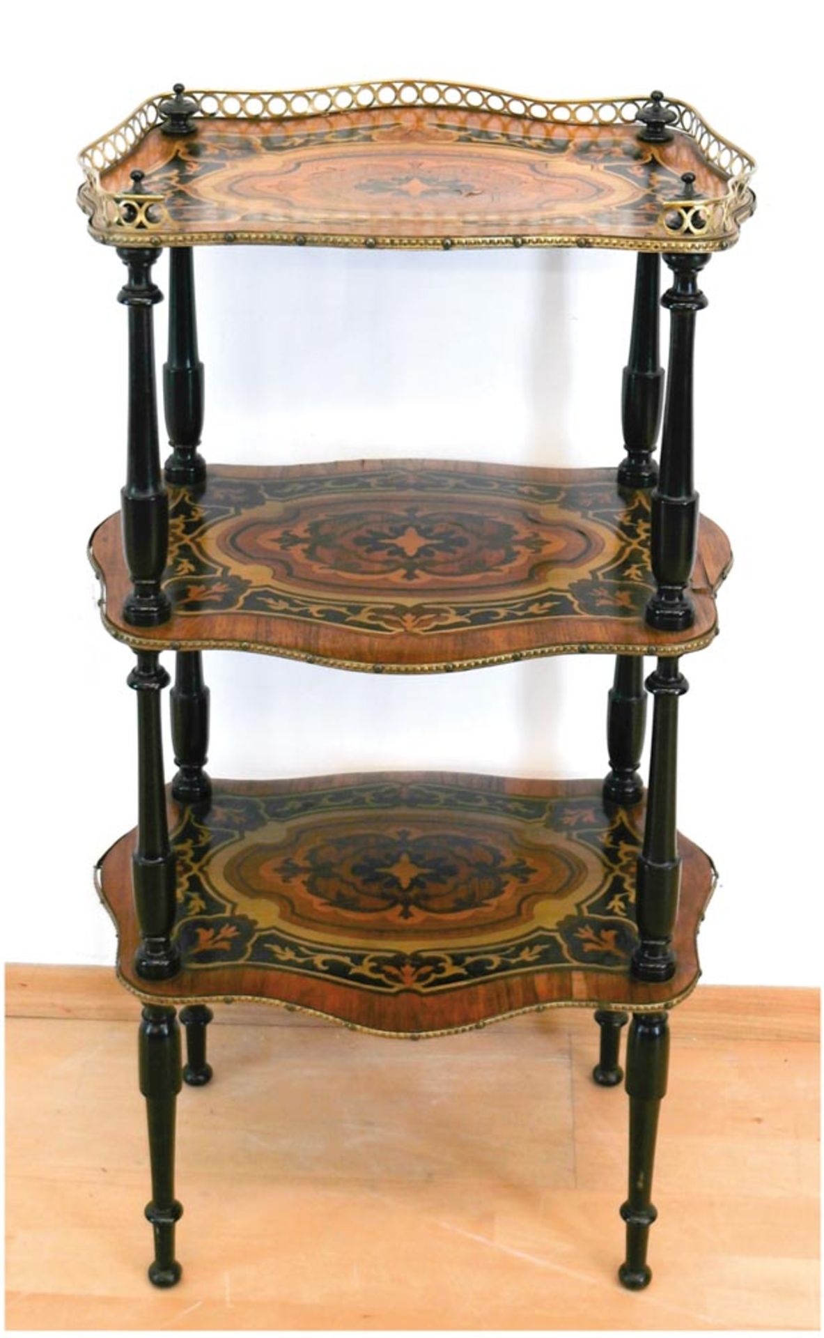 Etagere, Frankreich um 1900, Rosenholz, reich intarsiert, 3-etagiger Aufbau mitebonisierten