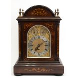 Bracket Clock, 19. Jh., intarsiertes Mahagonigehäuse, Messingzifferblatt mit