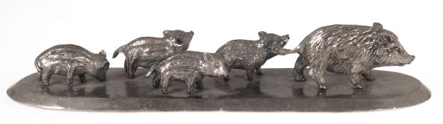 Laude, Michel "Wildschwein mit 4 Frischlingen", Zinnfiguren, auf Platte, unterseitigsign., L. 19 cm,