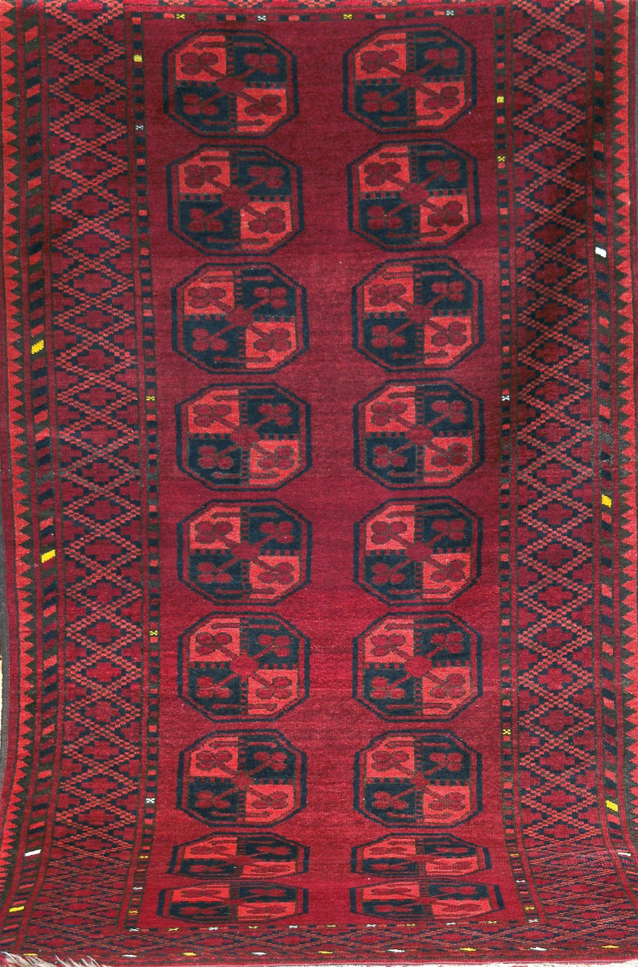 Ersari, Afghanistan, rotgrundig mit durchgehendem Muster, 2 Kanten leicht belaufen,210x110 cm