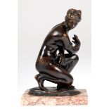 Mediej "Kniende Venus", Bronze, dunkel patiniert, signiert, H. 22 cm, auf Marmorplinthe,H. 2,5 cm