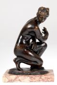 Mediej "Kniende Venus", Bronze, dunkel patiniert, signiert, H. 22 cm, auf Marmorplinthe,H. 2,5 cm