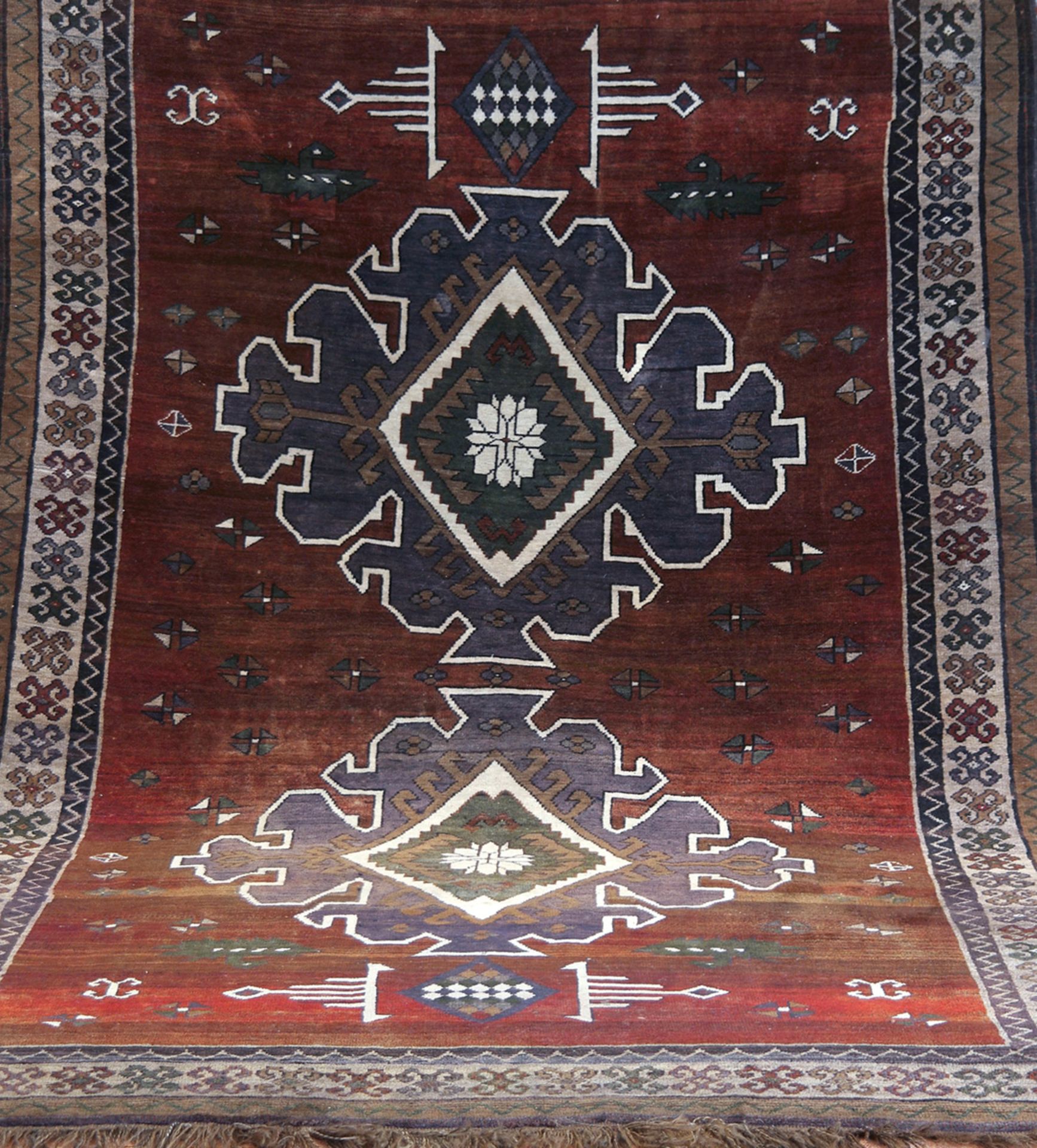 Karapinar, Türkei, dunkelgrundig mit zentralem Muster, Kanten sowie mittig belaufen,fleckig, muss