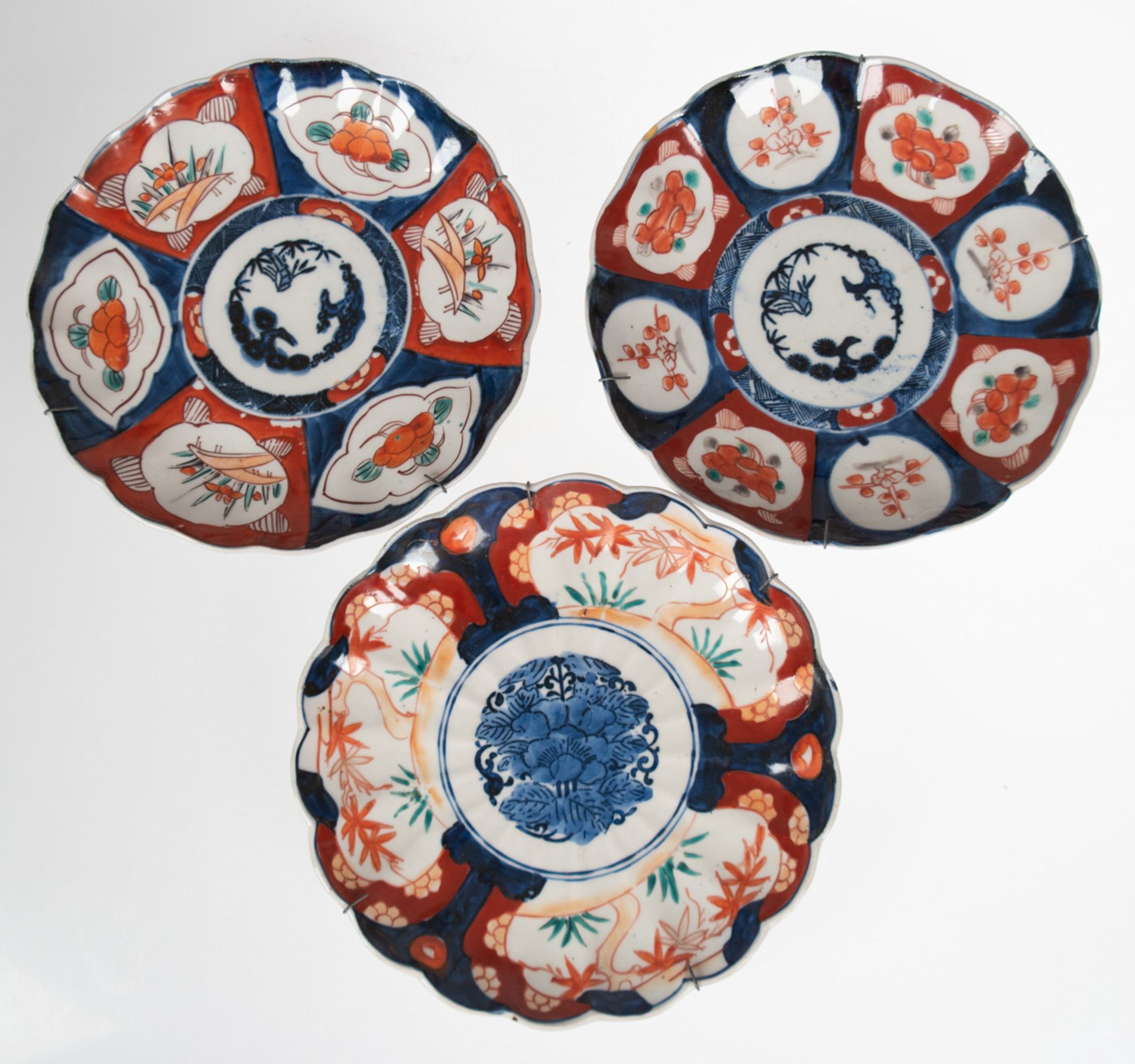 3 Imari-Teller, Japan 19. Jh. Meijizeit, polychrome Floralmalerei, unter der gefächertenFahne