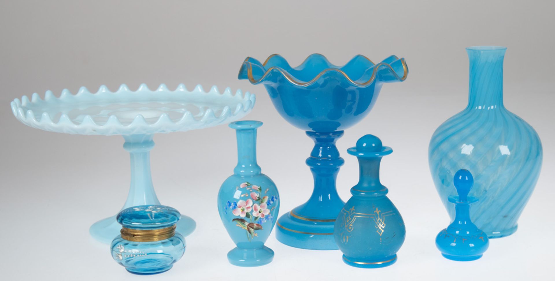 Konvolut blaues Glas, Schweden um 1900, 7-tlg., dabei 2 Tafelaufsätze, 2 Vasen, 2 Flakonsund