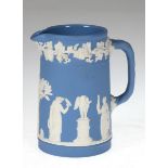 Wedgwood-Kännchen, Jasperware, blau mit weißem Reliefdekor, H. 11 cm