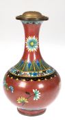 Cloisonné-Vase als Lampenfuß, China um 1900, polychromer Floraldekor, aufgesetztevergoldete Muschel,