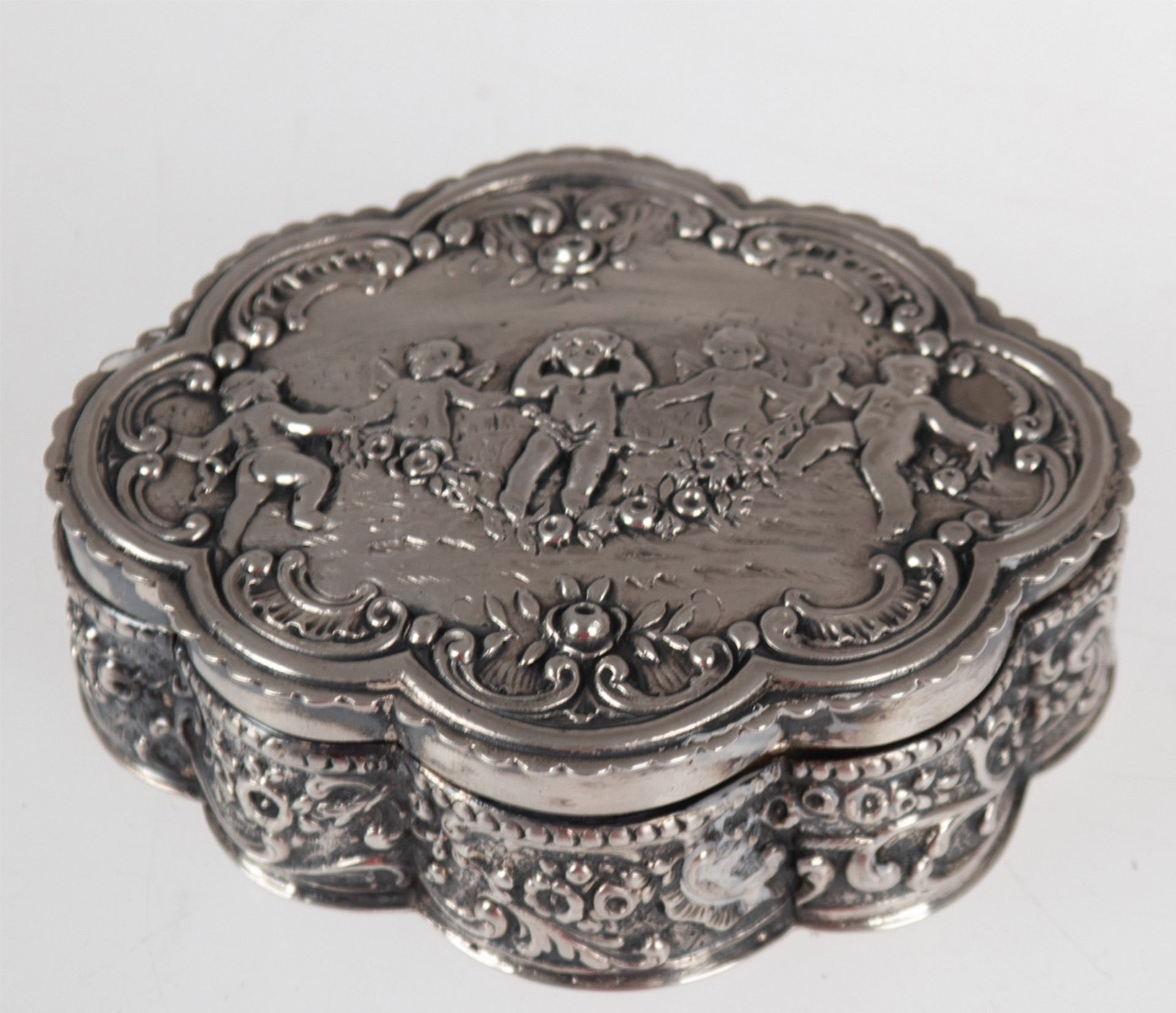 Deckeldose, deutsch, 800er Silber, punziert, ca. 100 g, ovale geschweifte Form, reicherReliefdekor
