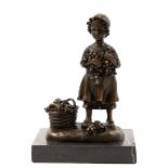 Bronze-Figur "Mädchen mit Traubenkorb", Nachguß 20. Jh., braun patiniert, Gießermarke"J.B.