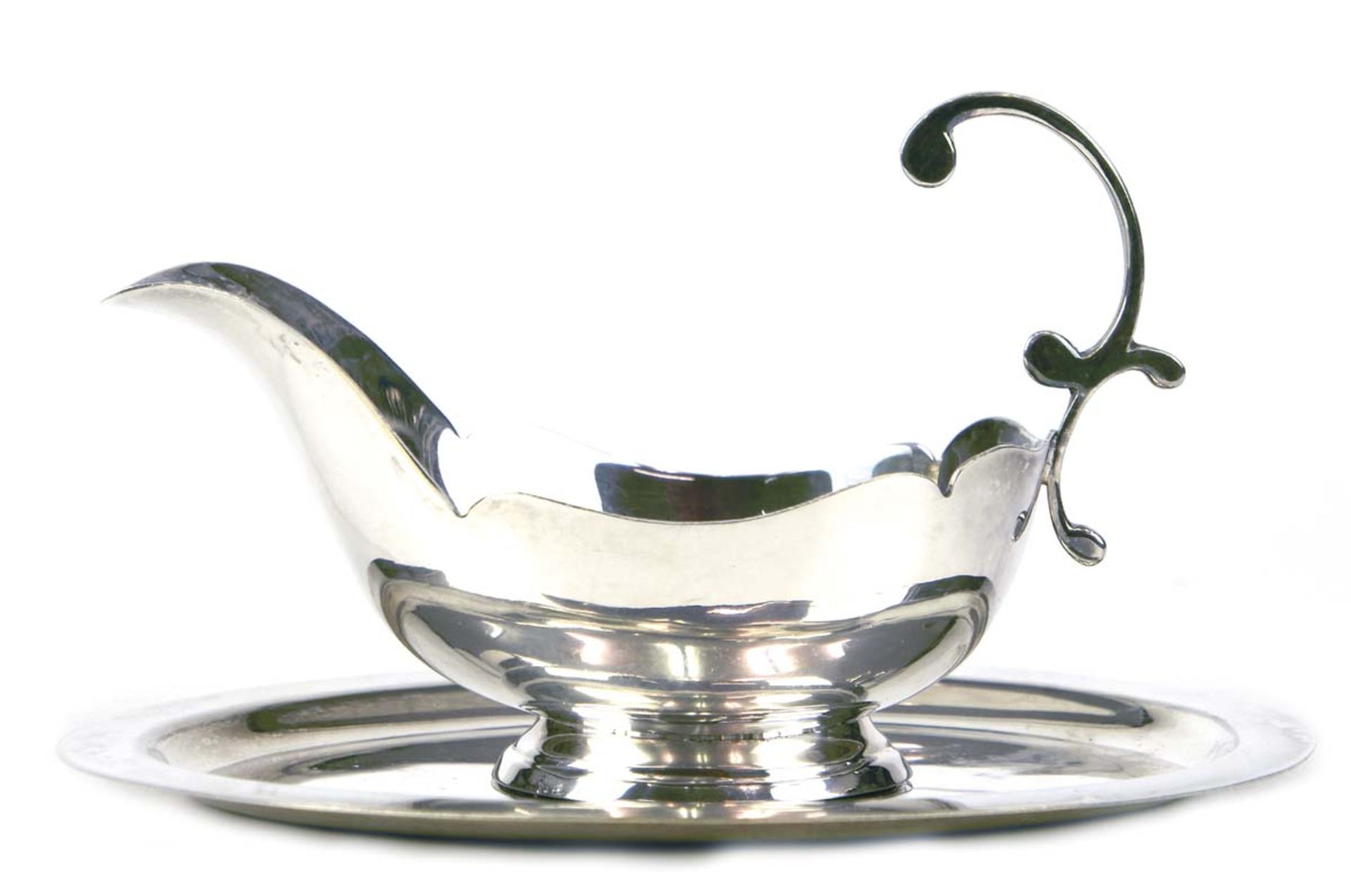 Sauciere auf Tablett, versilbert, ovale Form mit 1 Handhabe, L. 18 cm, Tablett 21x15,5 cm