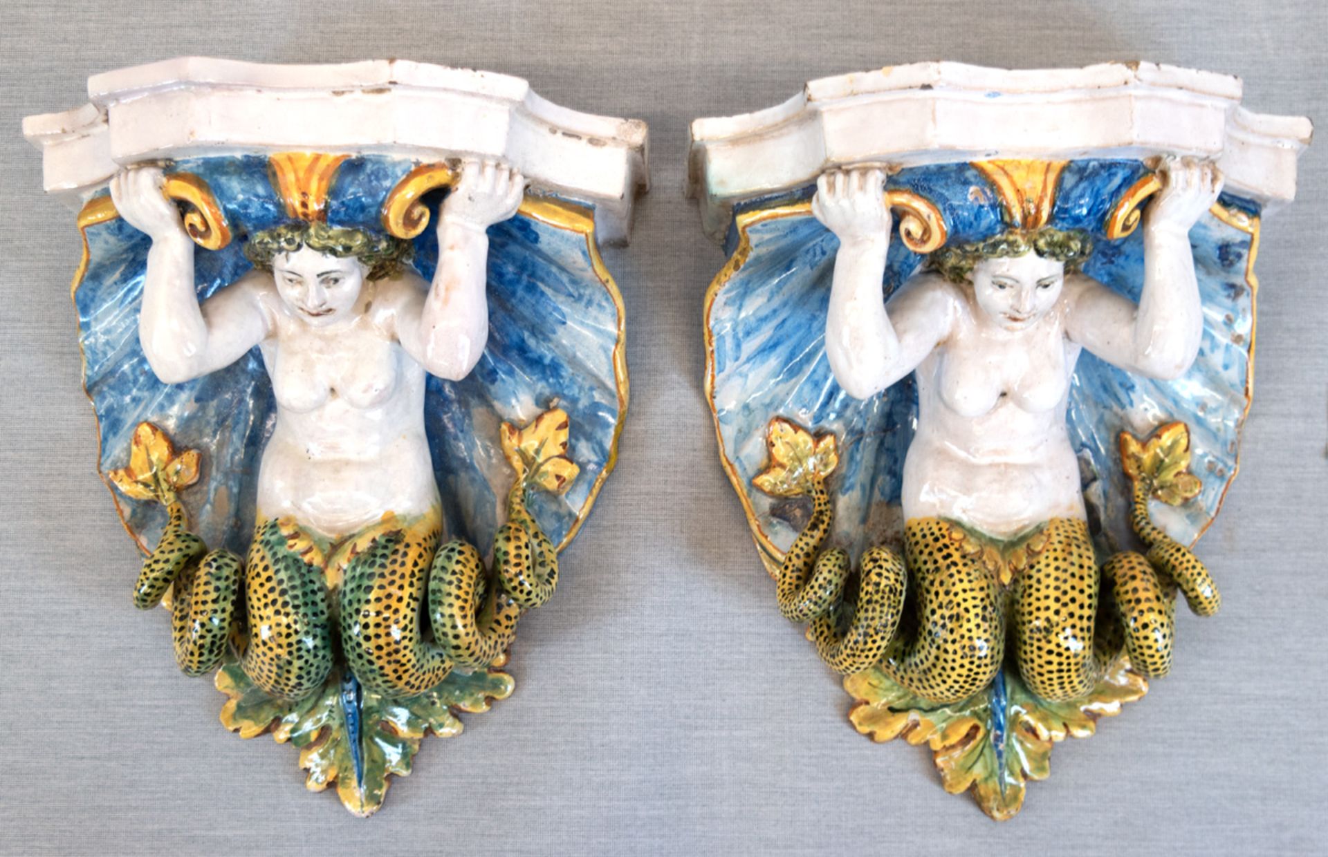 Paar Wandkonsolen "Meerjungfrau Sirene in aufsteigender Welle", 18. Jh., Fayence, Keramik,