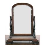 Tischspiegel, Mahagoni, über Sockel schwenkbarer Spiegel zwischen geschnitztem Säulenpaar,70x55x30