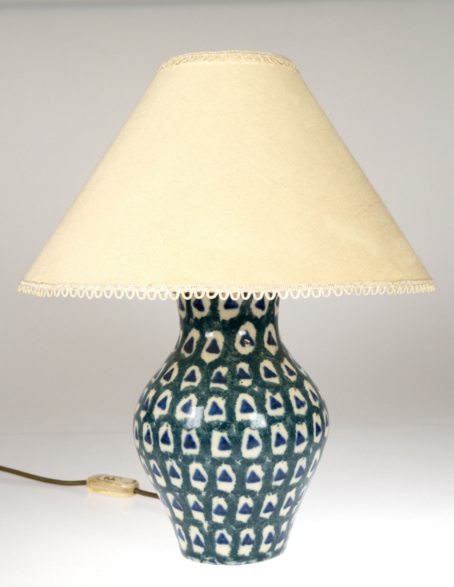 Tischlampe, vasenförmiger Keramikfuß, oramentaler Dekor auf grünem Grund, 1-flammig,beiger