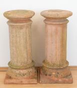 Paar Terrakotta-Säulen, Italien 50/60er Jahre, gemarkt "HD" im Kreis, über quadratischemStand