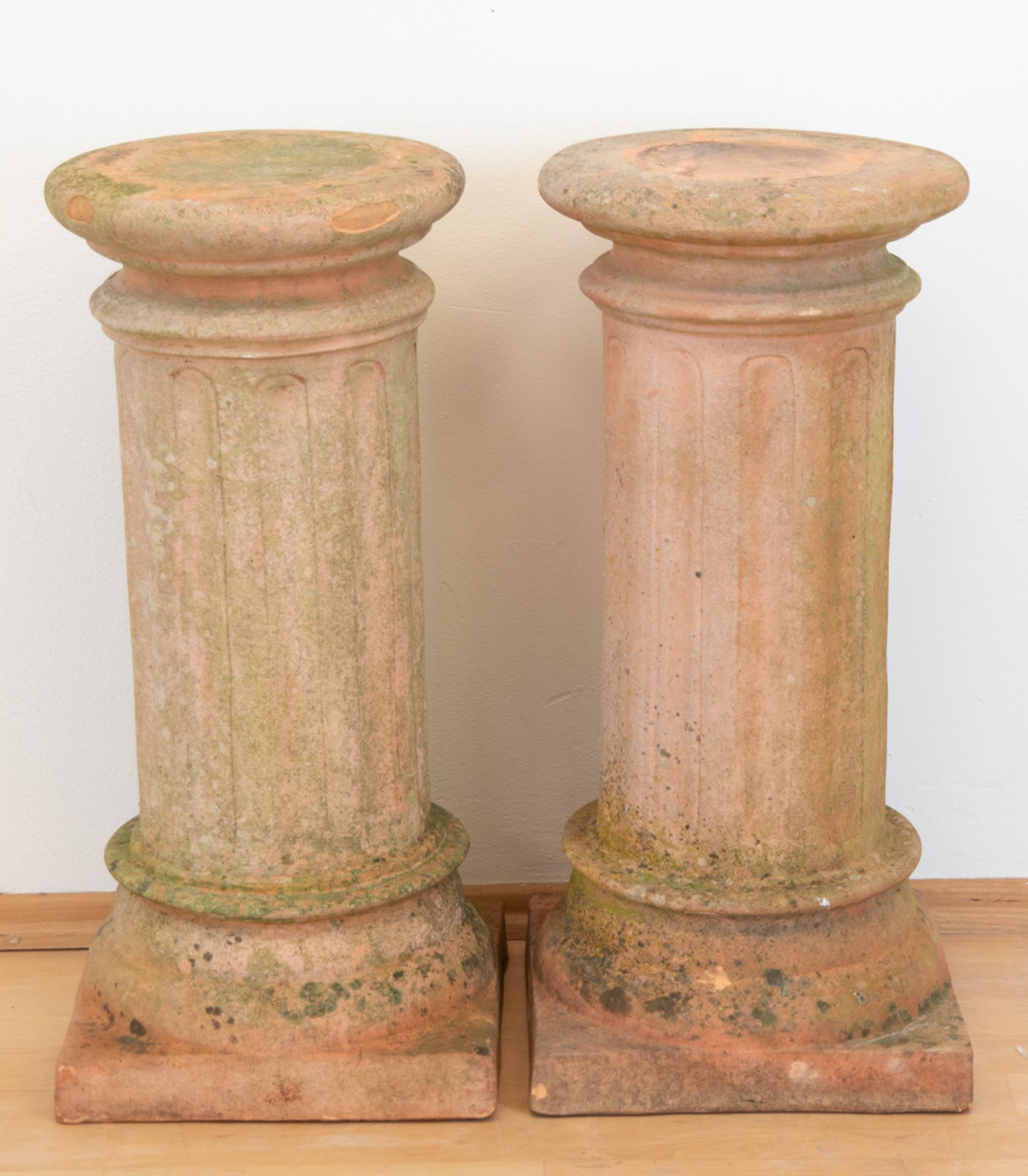 Paar Terrakotta-Säulen, Italien 50/60er Jahre, gemarkt "HD" im Kreis, über quadratischemStand