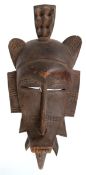 Afrikanische Tanzmaske, Holz, geschnitzt, Gebrauchspuren, H. 40 cm