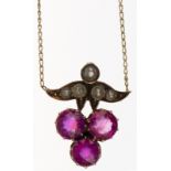 Collier 585er GG/RG, florales Mittelteil besetzt mit 5 Saatperlen und 3 roten Farbsteinen,L. 1,8 cm,