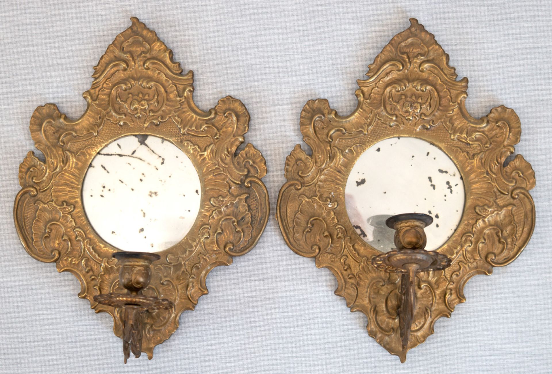 Paar Blaker, Messing, 1-flammig, reliefiertes Dekor, mittig runder Ausschnitt mit Spiegel,H. 36 cm