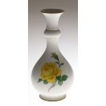 Meissen-Kalebassenvase, Gelbe Rose, Goldrand, 2 Schleifstriche, H. 18 cm