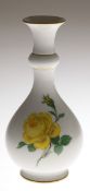 Meissen-Kalebassenvase, Gelbe Rose, Goldrand, 2 Schleifstriche, H. 18 cm