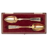 2 Löffel, Moskau 1833/34, 84 Zol. Silber, punziert, ca. 76 g, vergoldet, Niellodekor,Spatenform,