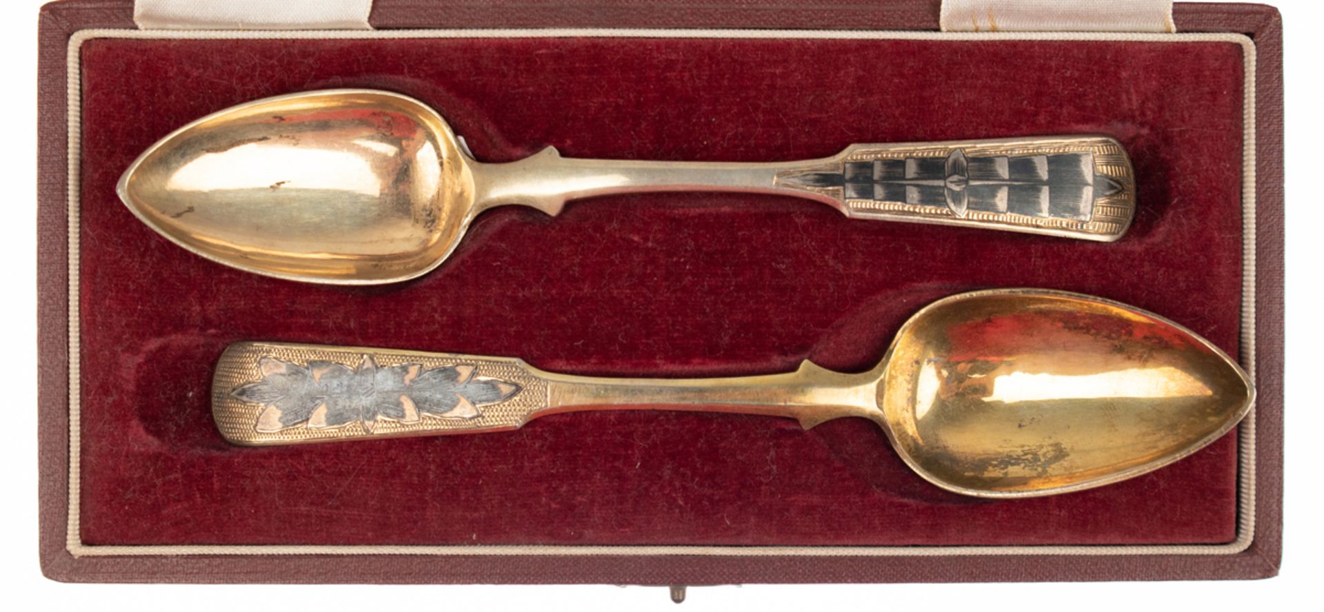 2 Löffel, Moskau 1833/34, 84 Zol. Silber, punziert, ca. 76 g, vergoldet, Niellodekor,Spatenform,