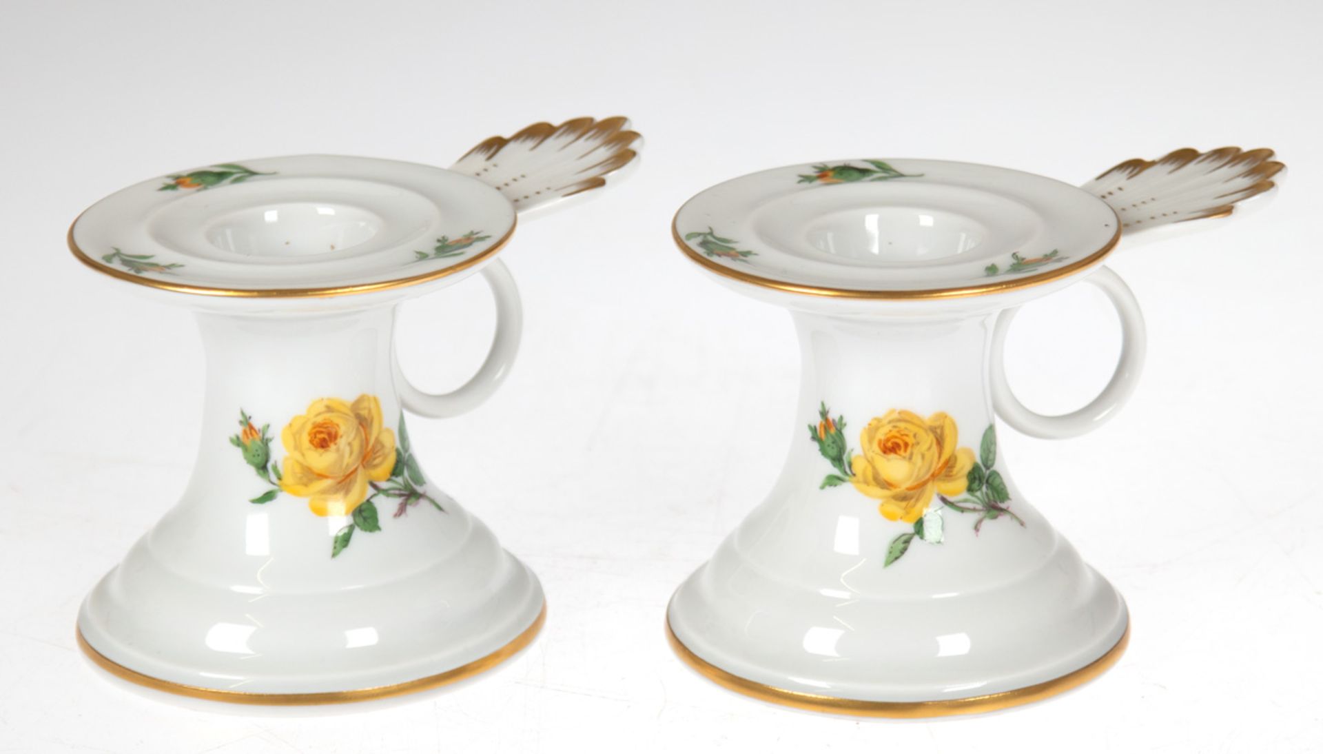 Paar Meissen-Kerzenleuchter, Gelbe Rose, Goldrand, 1. Wahl, mit Handhabe, H. 6,5 cm