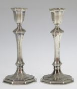 Paar Kerzenleuchter, deutsch, 800er Silber, punziert, ca. 94 g, 8-kantige Form, H. 12 cm