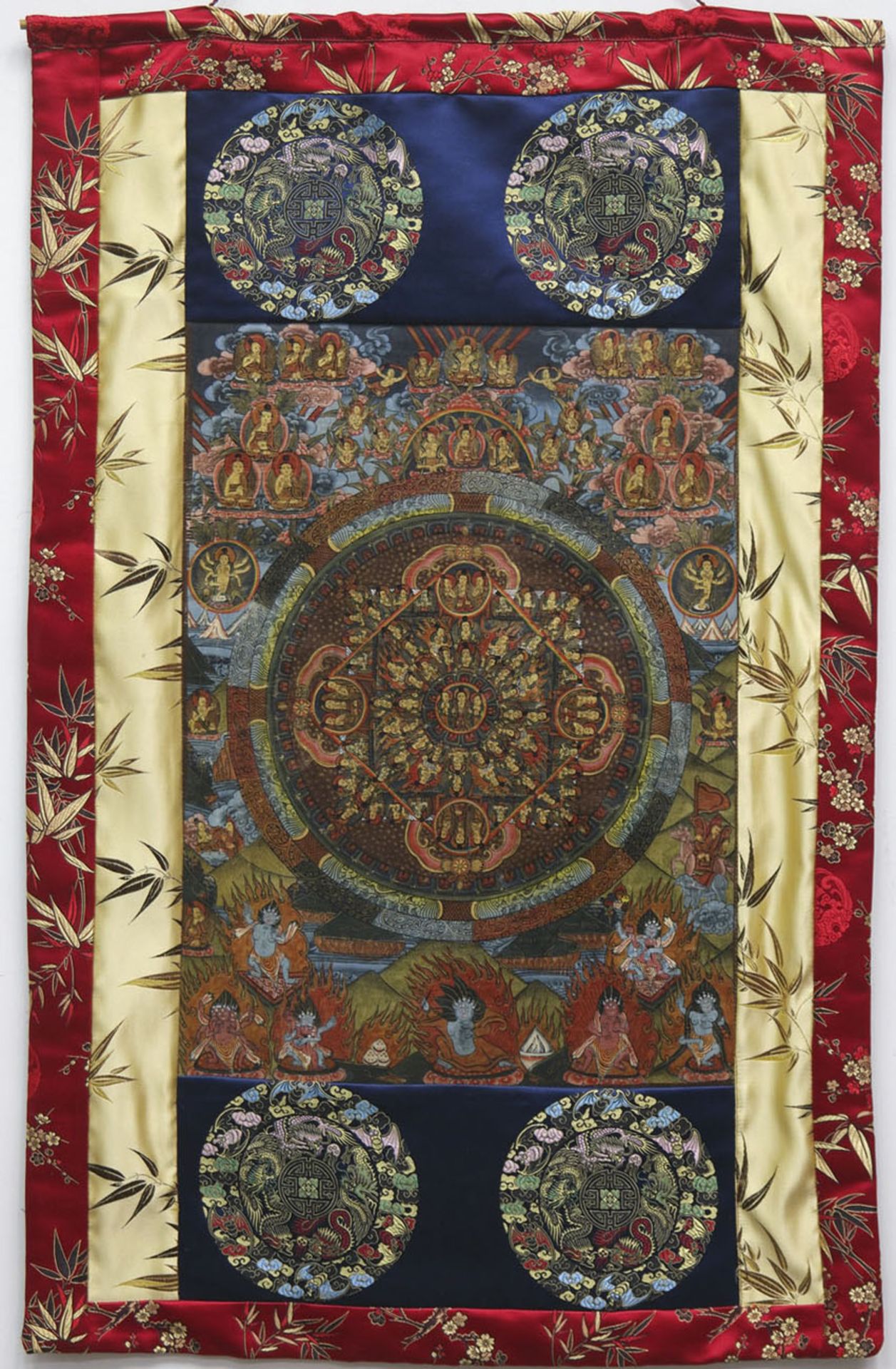 Thangka, figurenreiche, feine Ölmalerei auf Leinwand, 46x34 cm, im floral besticktemSeidenrahmen,